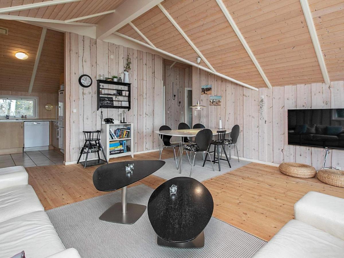Four-Bedroom Holiday Home In Vaeggerlose 8 Bøtø By Exteriör bild